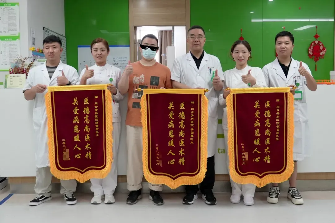 一面、两面、三面……同一天，为什么这么多患者家属不约而同送来锦旗？